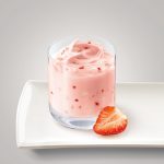 Die Strawberry-Cheesecake-Creme schmeckt nach Erdbeere und Käsekuchen und enthält feine Gebäckstückchen.
