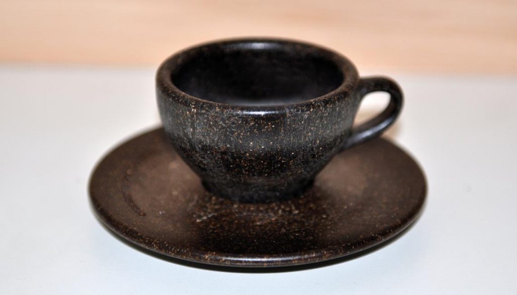 Durch ein eigens entwickeltes Verfahren werden aus dem Kaffeesatz Espresso- und Cappuccino-Tassen hergestellt.
