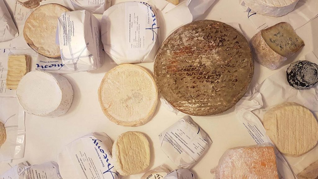 Eine große Auwswahl qualitativ hochwertiger Käse-Sorten begeistern die Gäste von Serkan Akgün.