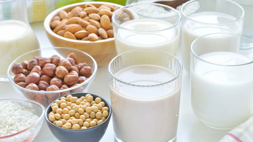 Milch-Produkte und Sojadrink, Mandeldring, Kokosmilch
