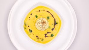 Kürbis-Zucchinisuppe mit Chili-Kartoffel-Schaum