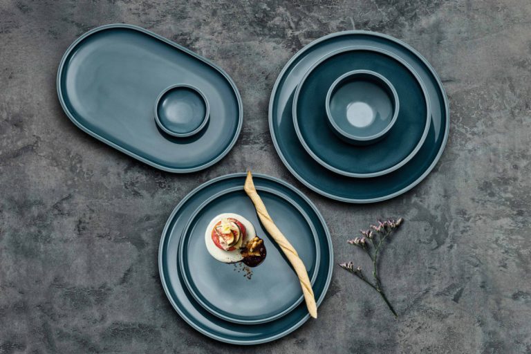 Dekorkonzept Companion von Schönwald mit dem Dekor Petrolblau auf der Porzellankollektion Shiro