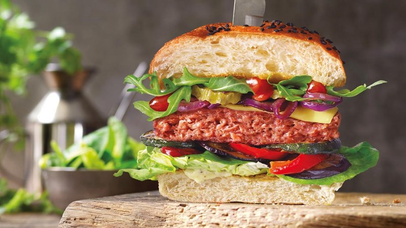 Der „Garden Gourmet Incredible Burger“, ein veganes Patty mit dem vollen Fleischerlebnis.
