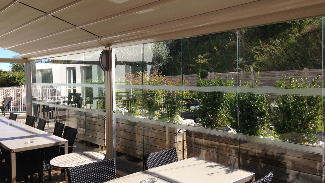 Restaurant Mit Aussenpltzen In Der Nhenull